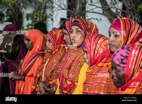 Jungen Somalischen Frauen Während Einer Kulturellen Leistung In Garowe Der Autonomen Puntldnd