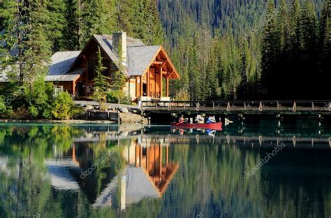 Investieren sie jetzt in das land mit der höchsten. Holzhaus am smaragdgrünen See, Yoho Nationalpark, Kanada ...