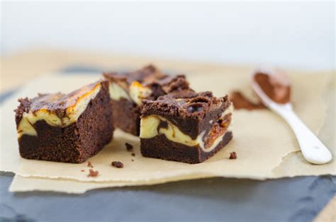 Nach belieben noch ein paar häubchen aus dem. Cheesecake-Brownies mit getrockneten Kirschen | Reine ...