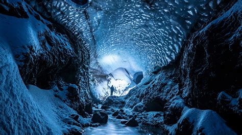 Download Wallpaper 3840x2160 Glacier Cave Man Ice Snow