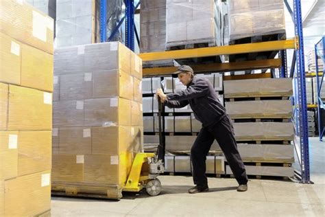 Despite its small size (compared to forklifts) and ease of use, pallet jack accidents can still happen. Pallet Jack Safety | Safety Toolbox Talks Meeting Topics