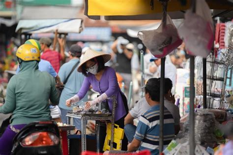 Trong số các ca khúc mỹ chi thu âm được thì bài em đi trên cỏ non, nhớ mẹ lý mồ côi, nỗi buồn mẹ tôi được đưa lên mạng. Phương Mỹ Chi mặc áo bà ba, nhảy múa bán hàng rong ở chợ ...
