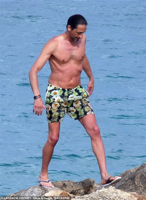 Adrien Brody Hilariously Turns A Blind Eye To Nude Paddle Boarder In