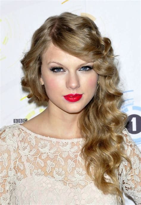Taylor Swift Long Curly Hairstyle With Side Swept Bangs Hairstyles Weekly