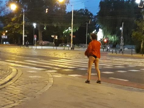 Naga kobieta na środku skrzyżowania w centrum Wrocławia ZDJĘCIA