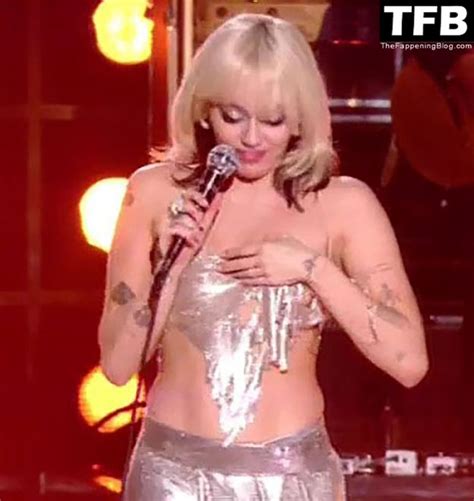 miley cyrus exposes her nude boobs as she performs on stage 132 photos videos thefappening