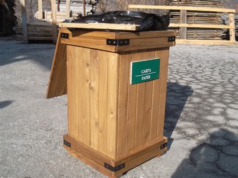 Dai cassonetti, ai bidoni per carta, vetro, umido e plastica, fino ai contenitori per la raccolta di medicinali. Contenitore in legno per raccolta differenziata - VETRO ...
