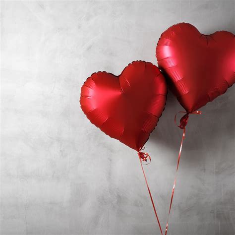 Revaayat Send Metallic Red Heart Balloon To Karachi