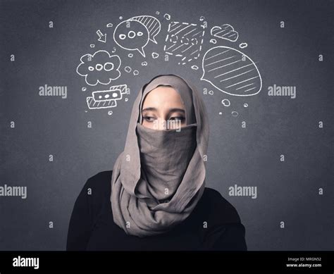 Junge Muslimische Frau Niqab Tragen Und Mit Sprechblasen über Ihren Kopf Stockfotografie Alamy