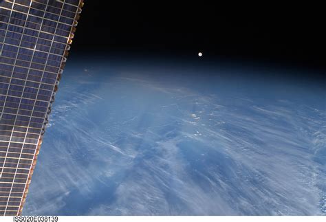 Full Moon Over Earth Nasa International Space Station Sc Flickr