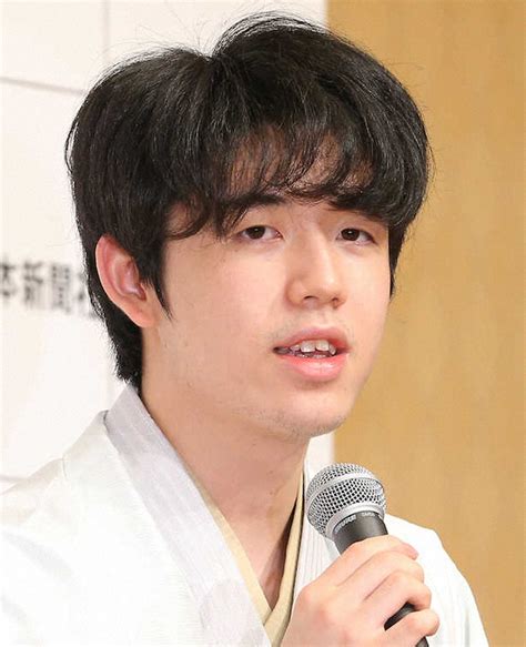 He is the youngest person to be awarded professional status by the japan shogi association and one of only five players to become. 藤井聡太2冠 ― スポニチ Sponichi Annex 芸能