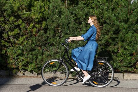 Belles Jeune Femme Et Bicyclette De Vintage été Fille