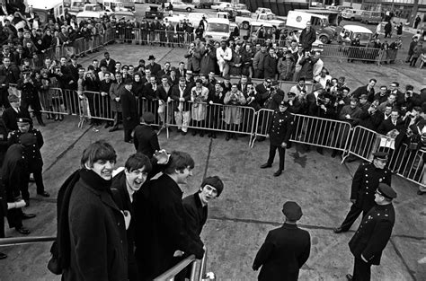 The Beatles Arriving In New York 1964 [9522x6300] Historyporn