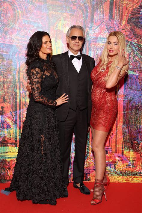 Le foto ritoccate di Valeria Marini con Bocelli diventano virali: come