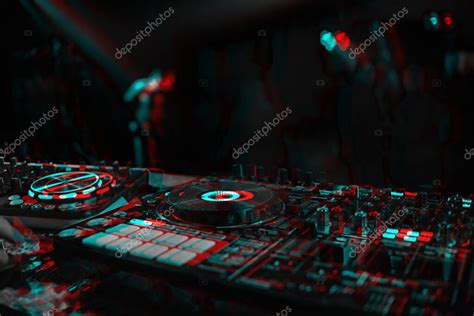 Consola DJ para mezclar música con gente borrosa bailando en una fiesta de discoteca Blanco y