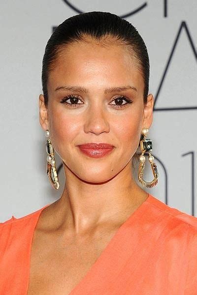 Jessica Alba Albas Peachy Blush Adds The Perfect Glow To Complement
