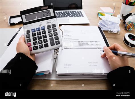 First Person Ansicht Der Buchhalter Berechnung Rechnung Mit Taschenrechner Auf Büro Schreibtisch