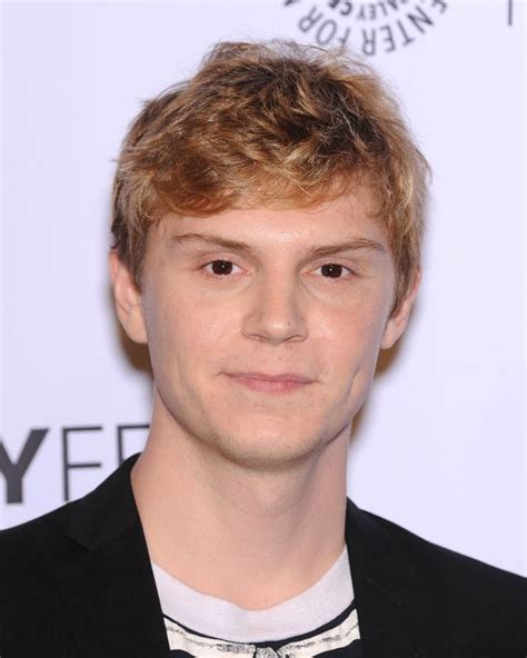 Check out this biography to know about his childhood, family life, achievements and other facts about his life. Evan Peters - American Horror Story : à quoi ressemblent ...