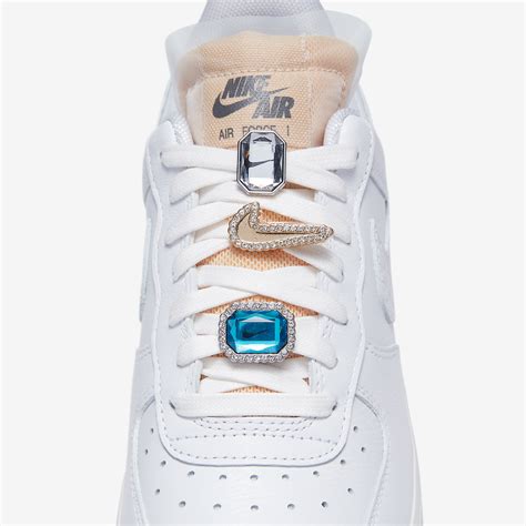 Nike air force 1 mid special collection. La Air Force 1 a elle aussi droit à son moment bling bling