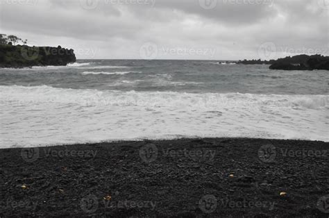 Playa De Arena Negra En El Parque Estatal Waianapanapa En Maui Hawaii