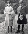 Elizabeth con su hermano en 1915. Otro enigma ha sido la razón por la ...