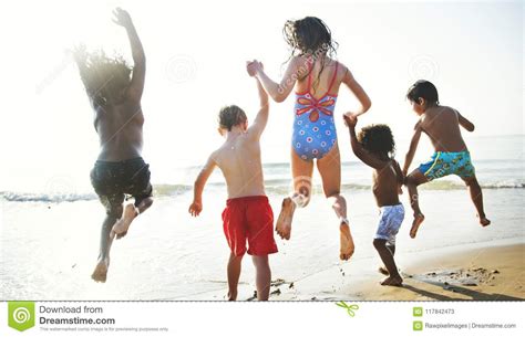 Enfants Ayant L amusement Sur La Plage Image stock Image du progéniture chaud