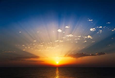 Amazing Sunrise On The Sea Perfect Sunrise On The Sea With Radiant