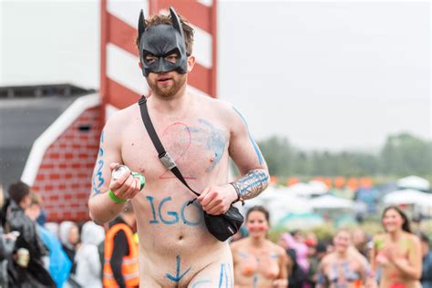 Fotoserie Fart Over Feltet I Roskilde Festivals Nøgenløb