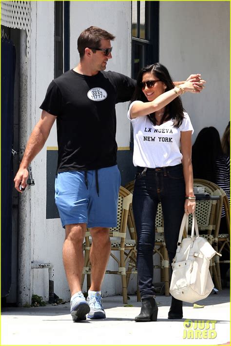 Olivia Munn And Aaron Rodgers Dating Hold Hands After Pda Packed Brunch