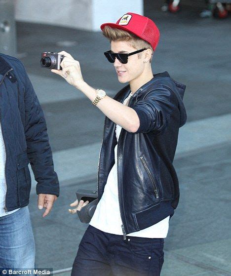 caught on camera justin bieber photographs his fans in sydney today justin bieber images