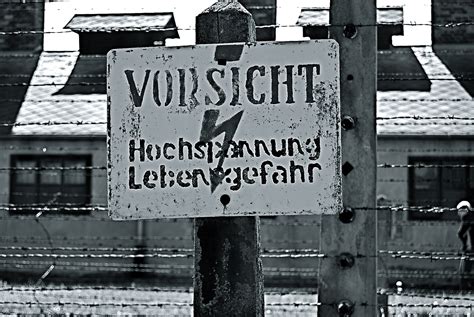 Tutti con le immagini del campo di sterminio nazista di auschwitz, dai forni crematori alle rotaie del binario dove arrivavano i deportati. Campo di concentramento di Auschwitz - Wikiwand