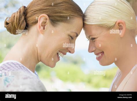 Frauen Im Haus Gemeinsam Lachen Stockfotografie Alamy