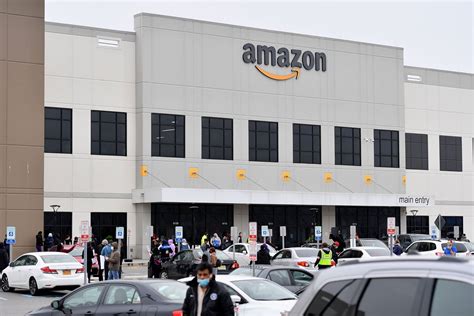 Amazon is hiring 33,000 new employees with an average compensation