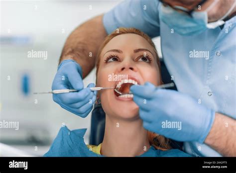 Hermosa Paciente Mujer Que Tiene Tratamiento Dental En El Consultorio
