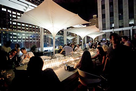 In addition to its extensivedrink menu (with some delicious cocktail creations!), the bar also serves up some of the best seafood in town. The Alfresco Guide to Chicago: Top 10 Rooftop Bars