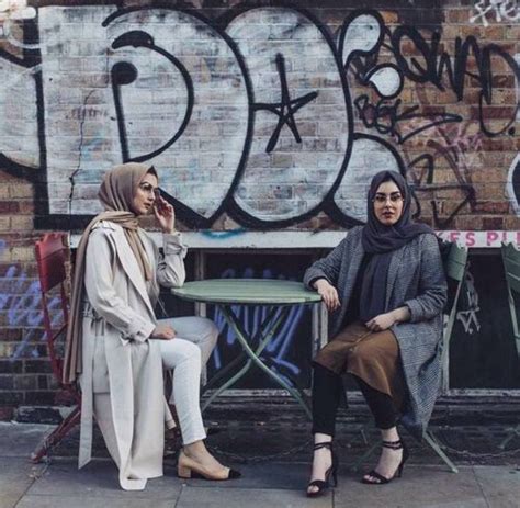 Informasi tren fashion hijab, rekomendasi, tutorial, mix & match, review gaya hijabers, dan koleksi fashion show dari designer hijab ternama. Pin van Hajar Benyahia op Hijabis | Hijab stijlen, Stijlen ...