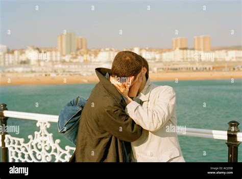 Schwule Männer Küssen Sich Fotos Und Bildmaterial In Hoher Auflösung Seite 4 Alamy