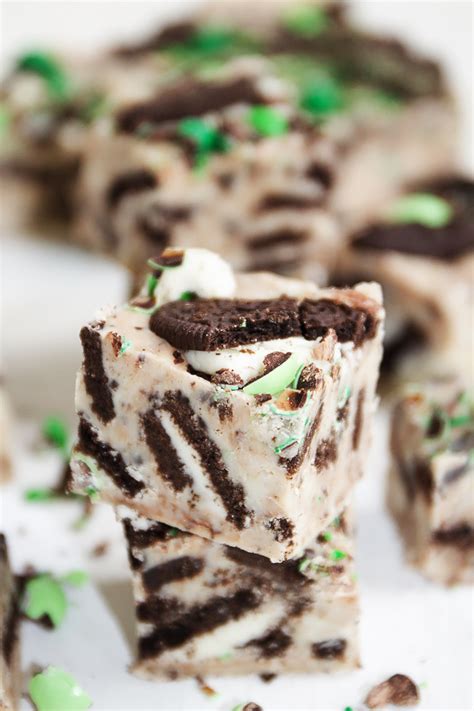 It is smooth and creamy with crunchy oreos and fluffy marshmallows! Easy Oreo Mint Fudge | Horses & Heels