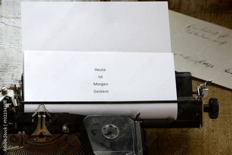 Heute Morgen Gestern Botschaft Auf Alter Schreibmaschine Stock Photo