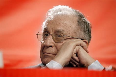 Protestatarul marian ceausescu a venit in prima zi din an cu sorcova la fostul presedinte al romaniei, ion iliescu, unde a scandat timp de 20 de minute, pana la venirea unui echipaj de politie. Ion Iliescu, "mort" pentru PSD: declarațiile lui Marcel ...