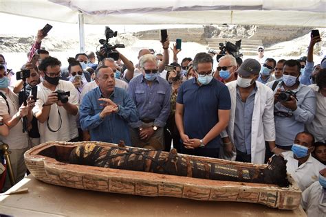 des archéologues viennent de découvrir une momie intacte de plus de 2 500 ans vidéo