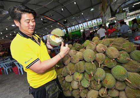 De uptown hotel @ ss2. Daily durian feast thanks to low prices - KING OF KINGS