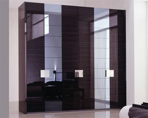 A change in the style of wardrobes that are present can really freshen up that look and adding sliding doors to your design surely helps in not just you can always take on the traditional way with the sliding doors that are crafted out of aluminum and the traditional wardrobe doors are placed inside. Modern Contemporary Sliding Doors Wardrobe - Interior ...