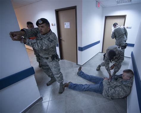 File:'LOCKDOWN LOCKDOWN LOCKDOWN' 150330-F-VJ293-026.jpg - Wikimedia