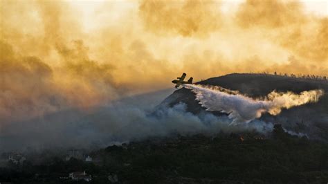 Na 1000 lidí bylo evakuováno kvůli požáru na řeckém ostrově Samos