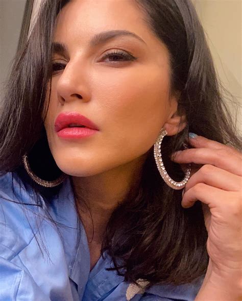 Sunny Leone Oozes Hotness In A Crop Shirt And Mini Skirt Check Out Her