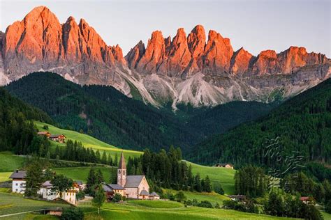 阿尔卑斯山最美地方之一，意大利多洛米蒂（dolomiti）的小镇，坐公车就能到达 知乎