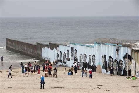 Mural Interactivo En La Frontera Entre Tijuana Y San Diego Muestra
