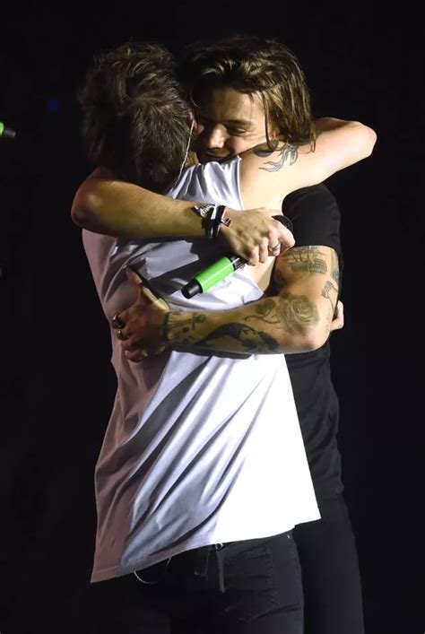 harry styles and louis tomlinson defy feud rumours with emotional embrace during one direction