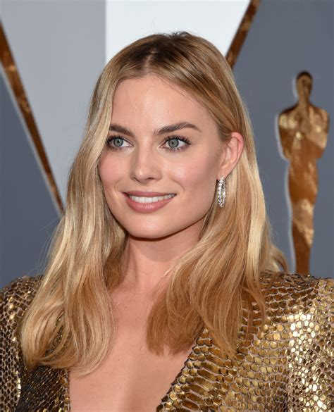 20 Of Margot Robbies Best Hair And Makeup Moments From Short Hair To Brown Hair Cool